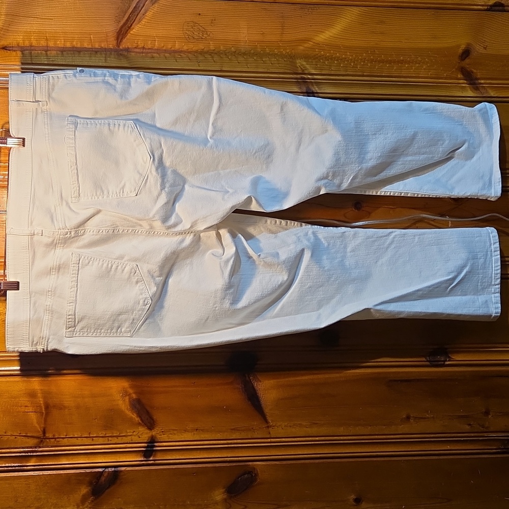 EVRI White Capri Jeans with Pink Label Detail - Picture 3 of 3